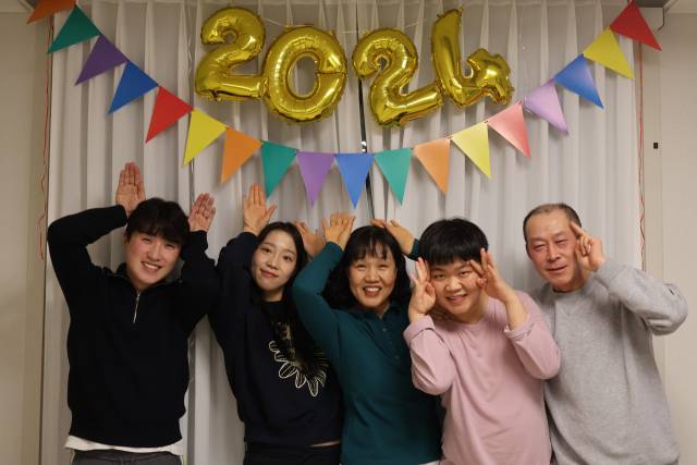 기증자 문영인(오른쪽에서 두 번째) 씨가 생전 가족과 찍은 사진. 사진 제공=한국장기조직기증원