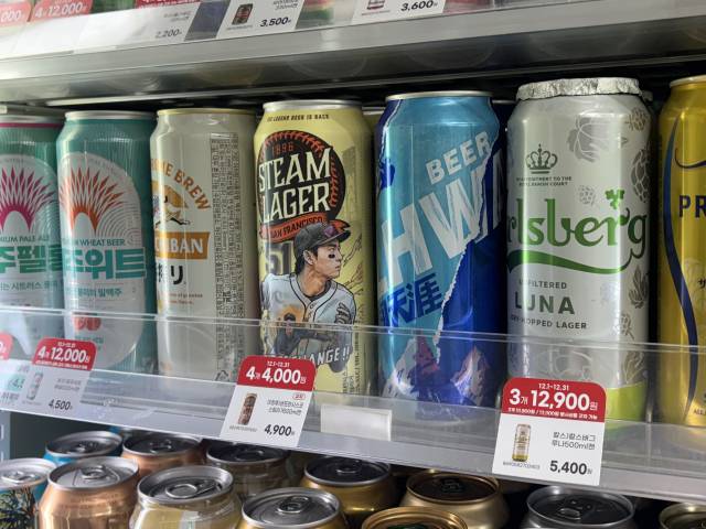 서울 종로구 소재 세븐일레븐 매장에 진열돼 있는 ‘이정후 샌프란시스코 스팀 라거’. 김수호 기자