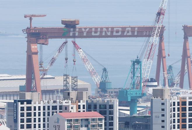 HD현대중공업 노동조합은 11일 "최근 정부와 방위사업청의 한국형 차기 구축함(KDDX) 사업 추진 방식이 잇따라 흔들리면서 조선산업 노동자의 고용 불안이 극심해지고 있다"고 주장했다. 사진은 울산시 동구의 HD현대중공업 조선소 ⓒ연합뉴스