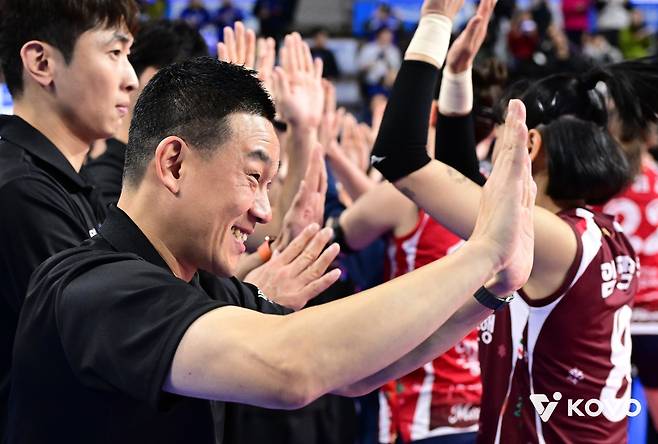 IBK기업은행 여오현 감독대행이 4일 정관장과 홈경기에 앞서 선수들과 손뼉을 마주치며 격려하고 있다. 사진제공｜KOVO