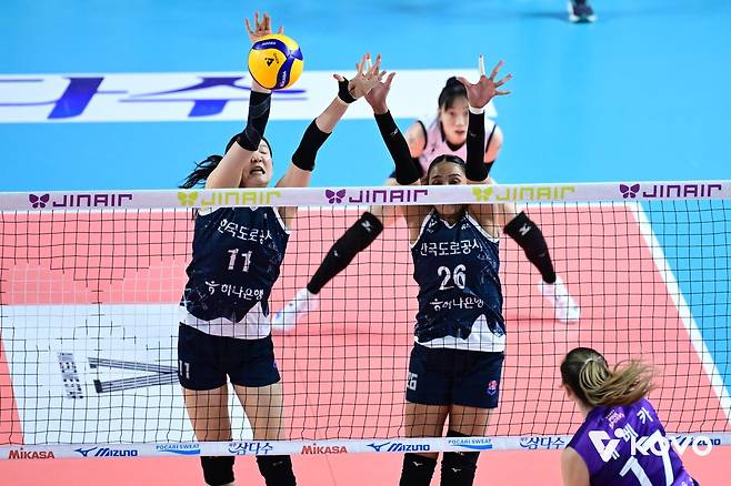 도로공사 김세빈(11번)과 타나차(26번)가 김천체육관에서 열린 흥국생명과 홈경기서 레베카의 스파이크를 블로킹하고 있다. 사진제공｜KOVO