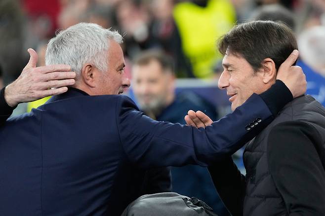 벤피카 조제 모리뉴 감독이 11일 유럽챔피언스리그 나폴리전에 앞서 안토니오 콘테 감독과 반갑게 인사하고 있다. AP연합뉴스