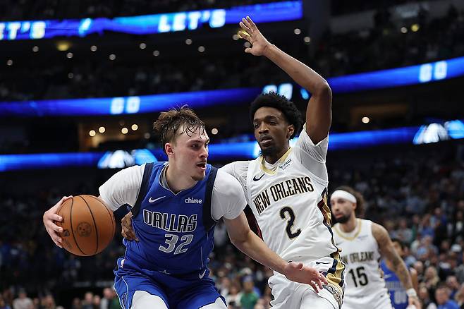 뉴올리언스 허버트 존스(오른쪽)가 지난달 댈러스전에서 쿠퍼 클래그를 막고 있다. Getty Images코리아