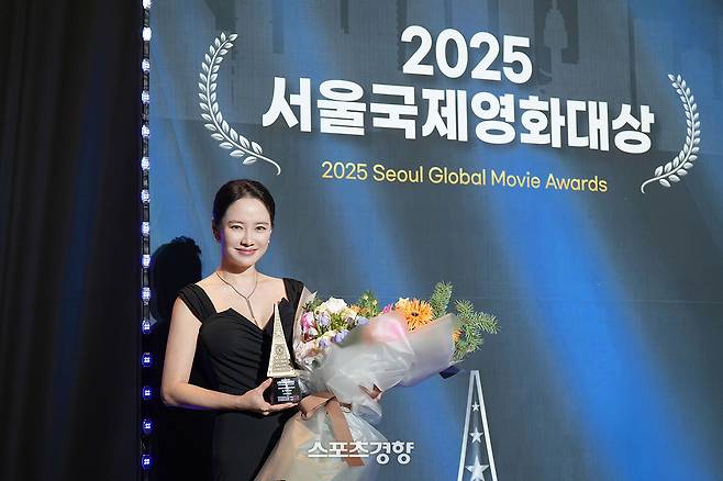 서울국제영화대상에서 수상한 배우 송지효. 넥서스이엔엠 제공