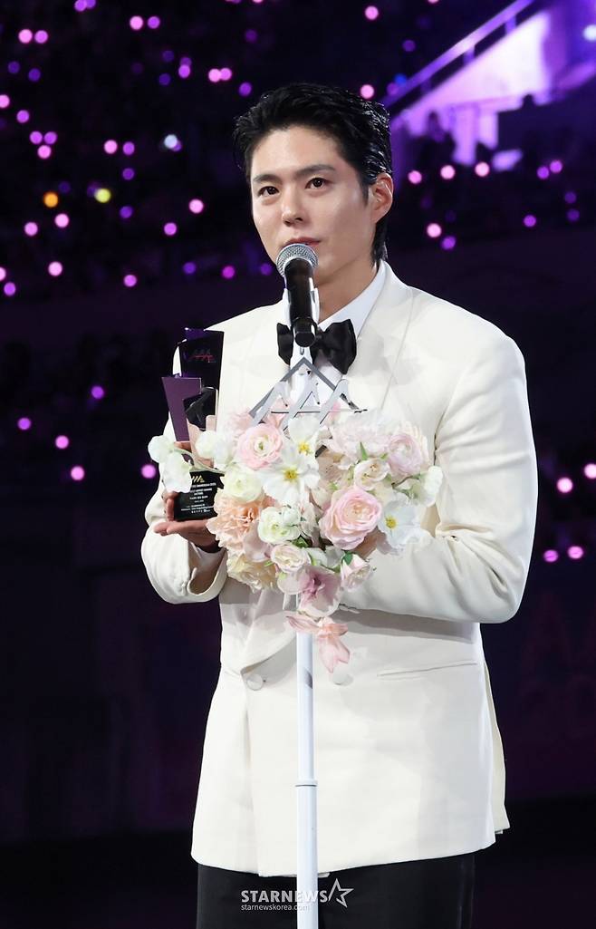 배우 박보검이 6일 가오슝 내셔널 스타디움에서 진행된 스타뉴스 주최 '10주년 아시아 아티스트 어워즈 2025(10th Anniversary Asia Artist Awards 2025, '10주년 AAA 2025')에서 수상 소감을 밝히고 있다.   12월 6일~7일 양일에 걸쳐 가오슝 내셔널 스타디움에서 펼쳐지는 '10주년 아시아 아티스트 어워즈 2025(10th Anniversary Asia Artist Awards 2025, '10주년 AAA 2025')'와 페스타 'ACON 2025'는 MTN(머니투데이방송)과 위버스(Weverse)를 통해 각각 TV와 온라인 스트리밍으로 생중계 된다. /사진=김진경 kim.jinkyung@
