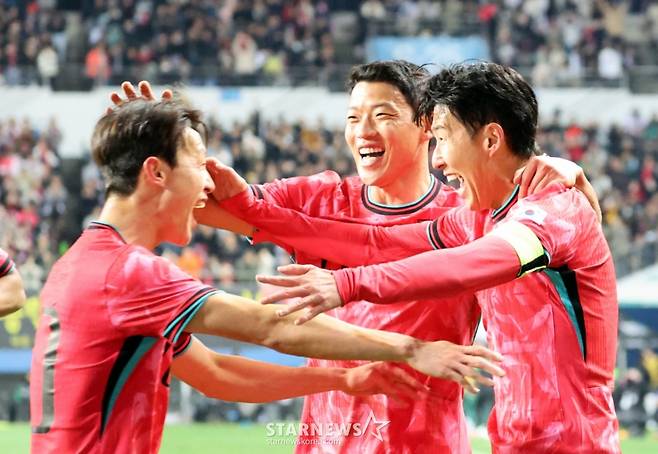 대표팀 주장 손흥민이 지난달 대전월드컵경기장에서 열린  대한민국축구대표팀과 볼리비아(FIFA 랭킹 76위)와의 친선경기에서 후반전 초반 프리킥을 성공시킨 후 센추리클럽에 가입한 이재성에 공을 돌리고 있다. /사진=강영조 선임기자