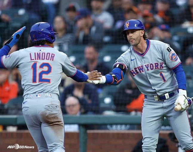 지난 7월 불화설의 주인공인 프란시스코 린도어(왼쪽)와 제프 맥닐이 하이파이브를 하고 있는 모습. /AFPBBNews=뉴스1