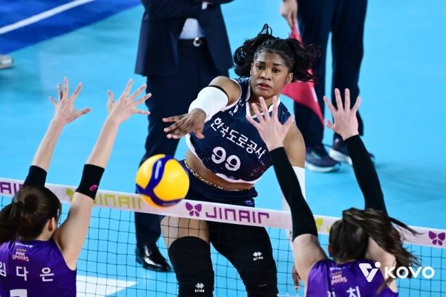 흥국생명의 블로킹 벽 사이로 강력한 공격을 퍼붓는 모마(가운데). /사진=KOVO 제공