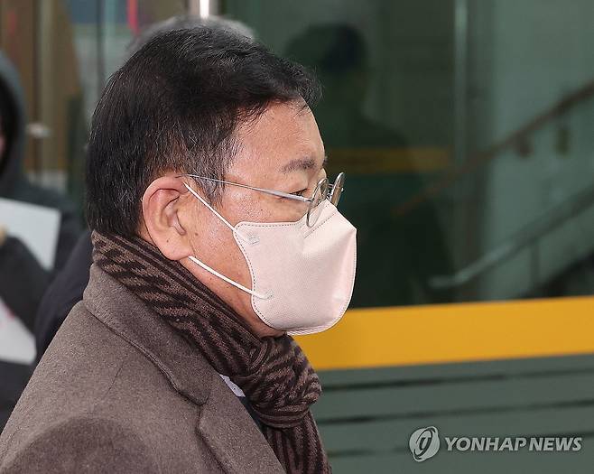 안부수 아태평화교류협회장 구속 전 피의자 심문 출석 (서울=연합뉴스) 박동주 기자 = 안부수 아태평화교류협회장이 10일 서울 서초구 서울중앙지방법원에서 열린 구속 전 피의자 심문(영장실질심사)에 출석하고 있다. 
    '쌍방울 대북 송금 사건' 수사 과정에서 제기된 '연어·술파티 회유 의혹'을 조사하는 검찰이 구속영장을 청구한 쌍방울그룹 전직 임원들과 안부수 아태평화교류협회장에 대한 구속 전 피의자 심문(영장실질심사)이 이날 열렸다. 2025.12.10 pdj6635@yna.co.kr