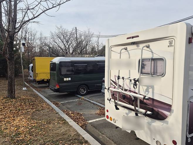 공영주차장에 주차된 화물차와 캠핑차  (대구=연합뉴스) 박세진 기자 = 10일 대구 동구 율하체육공원 무료 공영주차장에 화물차와 캠핑차가 주차돼 있다. 2025.12.10 psjpsj@yna.co.kr