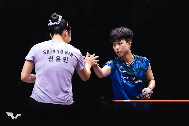 신유빈과 인사하는 주천희(오른쪽) [WTT 인스타그램 캡처. 재판매 및 DB 금지]