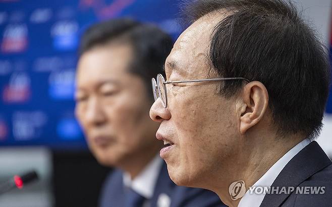 민주당 정청래 대표에게 인사말 하는 이석연 국민통합위원회 위원장 (서울=연합뉴스) 황광모 기자 = 이석연 국민통합위원회 위원장이 11일 국회에서 더불어민주당 정청래 대표를 만나 인사말을 하고 있다. 2025.12.11 hkmpooh@yna.co.kr