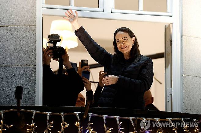 오슬로 호텔에서 지지자들에게 인사하는 마차도 [AFP=연합뉴스. 재판매 및 DB 금지]