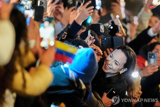 오슬로 호텔 앞에서 지지자들을 만난 마차도 [AP=연합뉴스. 재판매 및 DB 금지]