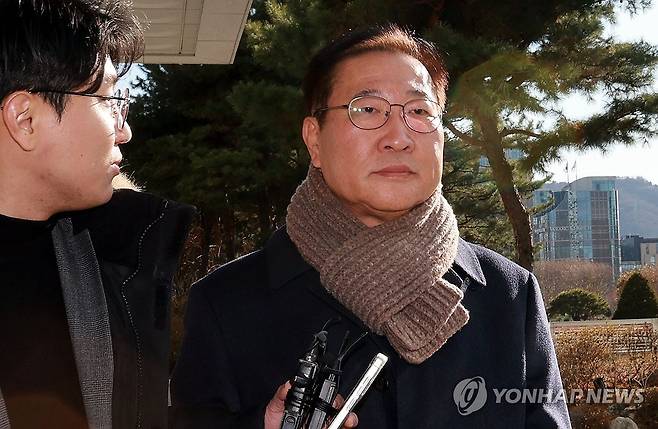 '묵묵부답' (서울=연합뉴스) 한종찬 기자 = 박성재 전 법무부 장관이 4일 서울 서초구 서울고검에 마련된 조은석 내란특별검사팀 사무실에 출석하고 있다. 2025.12.4 saba@yna.co.kr