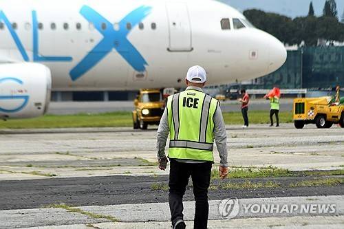 이민자 추방 미국발 과테말라행 항공기 (과테말라시티 EPA=연합뉴스) 2025년 9월 19일 과테말라 수도 과테말라시티의 공항에 미국에서 추방된 이민자들이 탄 항공편이 도착하자 미국 이민세관단속국(ICE) 직원이 상황을 점검하고 있다. (EPA/ALEX CRUZ) 2025.12.11.