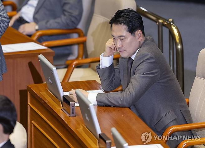 국민의힘 12월 국회에서도 필리버스터 시작, 생각에 잠긴 장동혁 대표 (서울=연합뉴스) 황광모 기자 = 국민의힘 장동혁 대표가 11일 국회에서 열린 12월 임시국회 1차 본회의에서 곽규택 의원의 형사소송법 일부개정법률안에 대한 무제한 토론(필리버스터)이 시작된 뒤 생각에 잠겨 있다. 2025.12.11 hkmpooh@yna.co.kr