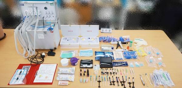 제주경찰청은 보건범죄단속에 관한 특별조치법 위반 혐의(부정의료업자)로 30대 중국인 여성 A씨와 40대 중국인 여성 B씨 등 2명을 검거했다. 이들은&nbsp;지난 5월부터 9월 현재까지 약 4개월간 중국 사회관계망서비스(SNS) 위챗에 저렴한 가격에 치과 진료와 시술을 한다는 광고 글을 올려 제주시 연동의 다세대주택에서 불법체류 중국인 여성 2명과 중국 국적의 결혼이민자 여성 1명 등 3명을 대상으로 무자격 불법 치과 시술을 한 혐의를 받는다. 2025.9.18 [사진=연합뉴스]