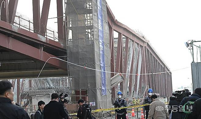 11일 광주 서구 치평동 공공도서관 건립현장에서 콘크리트 타설작업중 공사구조물이 붕괴돼 작업자 4명이 매몰되자 광주소방이 매몰자를 찾고 있다. 양광삼기자 ygs02@mdilbo.com