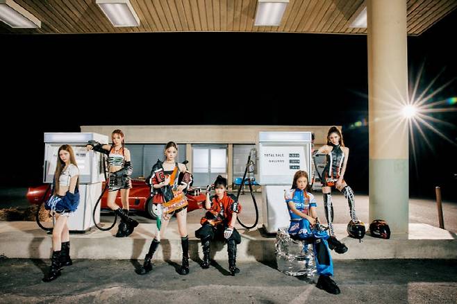 이즈나(사진=웨이크원)