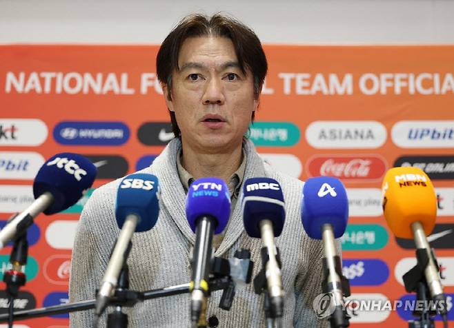 국제축구연맹(FIFA) 2026 북중미 월드컵에 나서는 홍명보 축구대표팀 감독이 월드컵 조 추첨식 참석과 베이스캠프 답사를 마치고 12일 인천국제공항을 통해 귀국한 뒤 취재진과 인터뷰를 하고 있다. 사진=연합뉴스