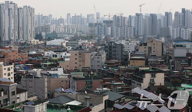 서울시가 뉴타운 출구전략 상흔이 존재하는 장위13구역에 신속통합기획 2.0과 재정비촉진사업 규제혁신 방안을 적용, 10년 만에 사업을 재추진해 장위 재촉지구에서만 총 3만 3000가구를 공급한다는 방침을 발표했다. 서울 성북구 장위 13 재정비촉진구역 현장 모습. 2025.11.6/뉴스1 ⓒ News1 오대일 기자