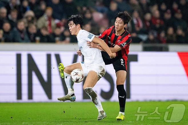 경합을 펼치는 미트윌란 이한범(오른쪽)과 헹크의 오현규.  ⓒ AFP=뉴스1