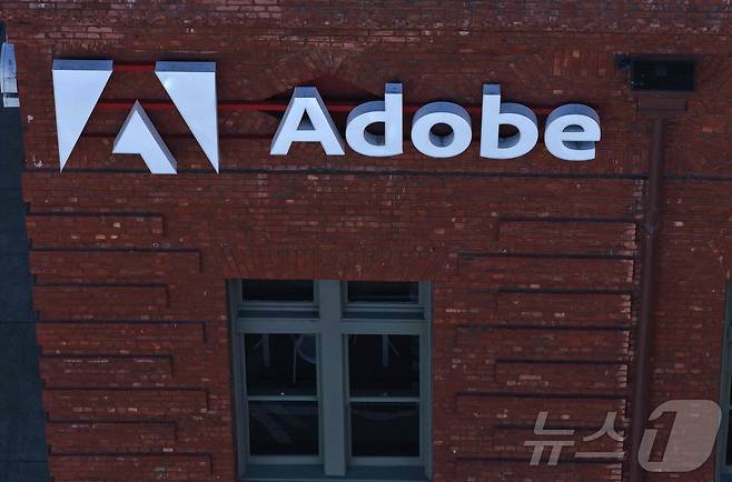 아도비 로고. US-SOFTWARE-MAKER-ADOBE-REPORTS-QUARTERLY-EARNINGS ⓒ AFP=뉴스1