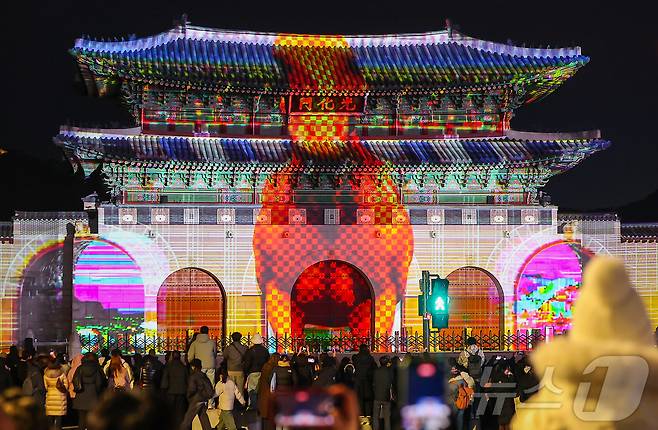 12일 오후 서울 세종대로 광화문광장에서 열린 ‘2025 서울윈터페스타’에서 광화문 외벽에 미디어 파사드 작품이 투영되고 있다. 2025.12.12/뉴스1 ⓒ News1 김진환 기자