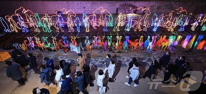 12일 오후 서울 중구 청계광장에서 열린 ‘2025 서울빛초롱축제’에서 다양한 조형물들이 불을 밝히고 있다. 올해 17회를 맞는 서울빛초롱축제는 ‘나의 빛, 우리의 꿈, 서울의 마법’을 주제로 내년 1월 4일까지 진행된다. 2025.12.12/뉴스1 ⓒ News1 김진환 기자