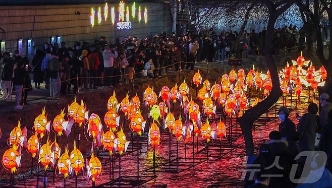 12일 오후 서울 중구 청계광장에서 열린 ‘2025 서울빛초롱축제’에서 다양한 조형물들이 불을 밝히고 있다. 올해 17회를 맞는 서울빛초롱축제는 ‘나의 빛, 우리의 꿈, 서울의 마법’을 주제로 내년 1월 4일까지 진행된다. 2025.12.12/뉴스1 ⓒ News1 김진환 기자