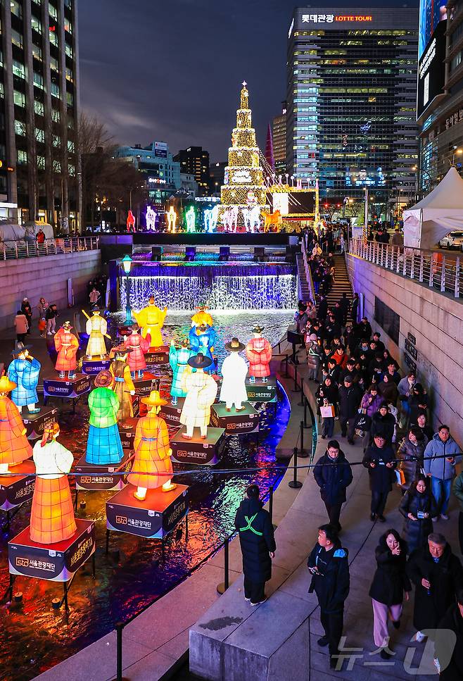 12일 오후 서울 중구 청계광장에서 열린 ‘2025 서울빛초롱축제’에서 다양한 조형물들이 불을 밝히고 있다. 올해 17회를 맞는 서울빛초롱축제는 ‘나의 빛, 우리의 꿈, 서울의 마법’을 주제로 내년 1월 4일까지 진행된다. 2025.12.12/뉴스1 ⓒ News1 김진환 기자