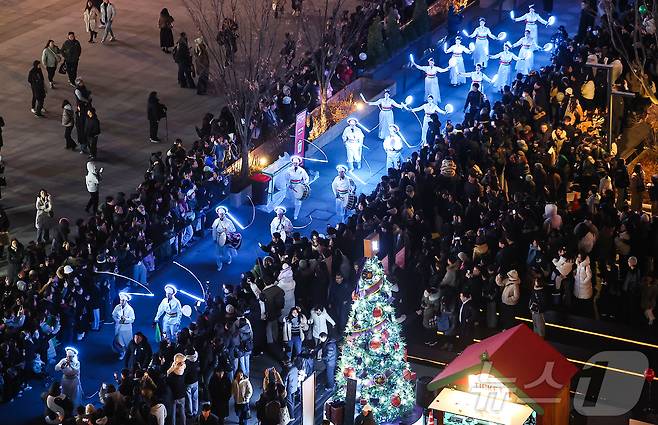 12일 오후 서울 세종대로 광화문광장에서 열린 ‘2025 서울윈터페스타’에서 광화문광장 마켓을 찾은 시민과 관광객들이 퍼레이드를 즐기고 있다. 2025.12.12/뉴스1 ⓒ News1 김진환 기자