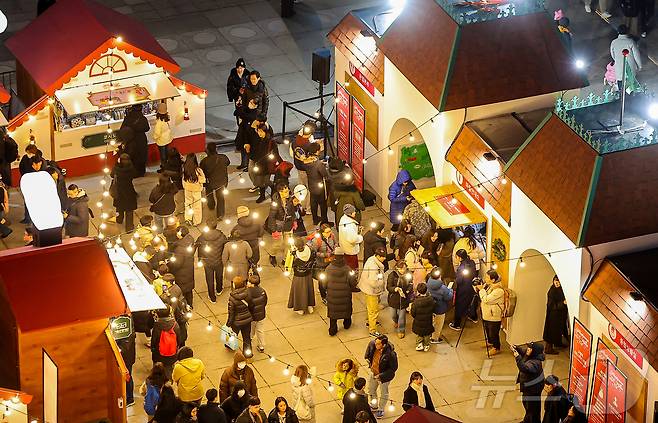 12일 오후 서울 세종대로 광화문광장에서 열린 ‘2025 서울윈터페스타’에서 광화문광장 마켓과 조형물들이 불을 밝히고 있다.  2025.12.12/뉴스1 ⓒ News1 김진환 기자