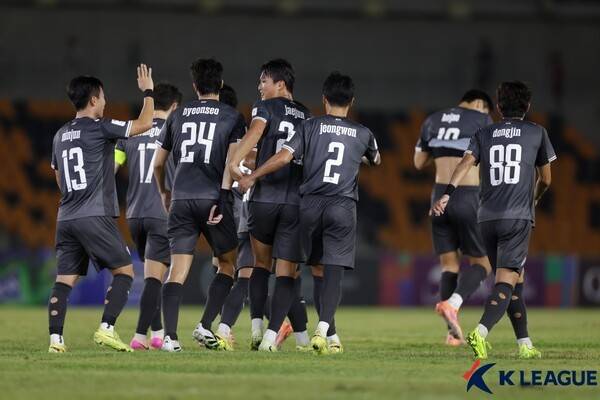 포항스틸러스 선수단이 11일 필리핀 뉴 클락 시티에 위치한 뉴 클락 시티 육상 경기장에서 치러진 카야와의 2025~26시즌 아시아축구연맹(AFC) 챔피언스리그(ACLT) H조 예선 최종전에서 득점 후 기쁨을 나누고 있다. /사진=한국프로축구연맹