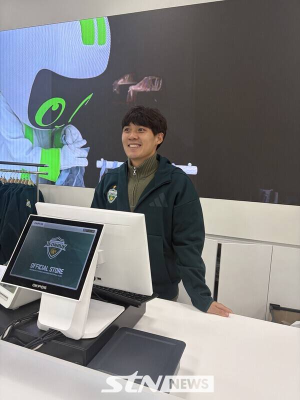 전북현대 최철순이 12일 전주월드컵경기장 팬 익스피리언스 센터에서 열린 사인회 행사 중 오피셜 스토어 일일 알바로 변신했다. /사진=STN뉴스