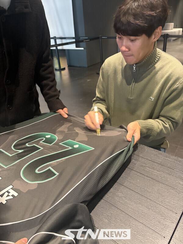 전북현대 최철순이 12일 전주월드컵경기장 팬 익스피리언스 센터에서 열린 사인회 행사에서 사인을 하고 있다. /사진=STN뉴스