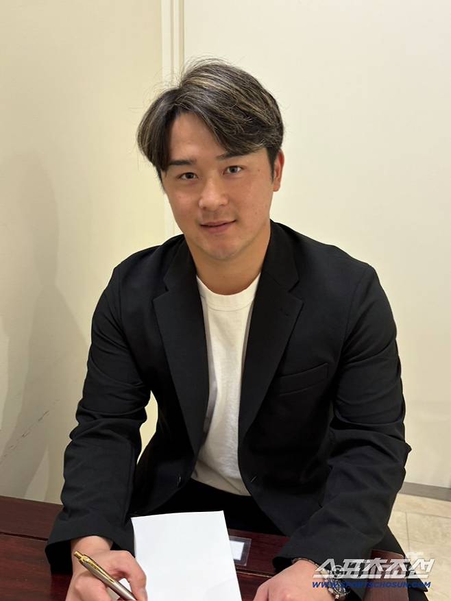 토다 나츠키가 계약서에 사인하는 모습. 사진제공=NC 다이노스