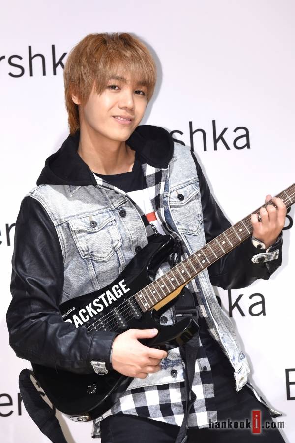 '버쉬카 플래그쉽 스토어' 오픈 기념 포토월 행사에 참석한 앰블랙 미르.&nbsp;ⓒ이혜영 기자 lhy@hankooki.com