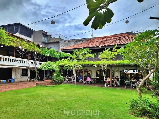 카사 고로드로 박물관 내부로 들어가면 넓게 펼쳐진&nbsp; 잔드와 카페, 저택 외관이 한 눈에 들어온다. /사진-투어코리아