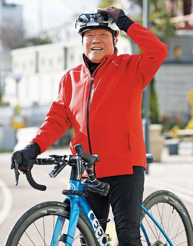 장경식 기자‘100세 라이더’ 이성우씨가 지난 9일 경기 성남시 창곡천 수변 공원에서 자전거와 함께 포즈를 취했다. 주말마다 하루 40~50㎞씩 사이클을 타는 이씨는 “지금이 100세 인생에서 가장 즐겁다”고 했다.