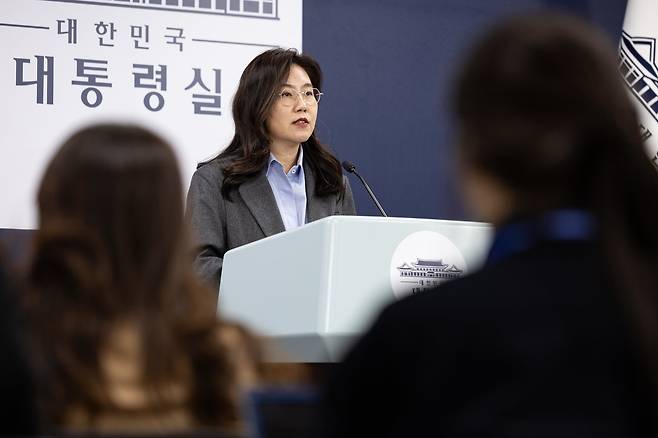 강유정 대통령실 대변인이 12일 서울 용산 대통령실 청사에서 캄보디아 스캠 범죄 대응 성과 관련 브리핑을 하고 있다./뉴스1