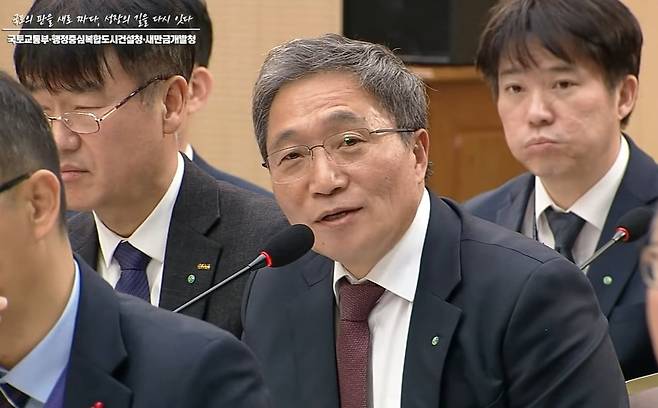 이학재 인천국제공항공사 사장이  12일 세종컨벤션센터에서 열린 국토교통부 등에 대한 업무보고에서 답변을 하고 있다. /KTV 유튜브