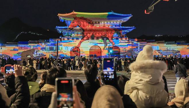 12일 오후 서울 세종대로 광화문광장에서 열린 ‘2025 서울윈터페스타’에서 광화문 외벽에 미디어 파사드 작품이 투영되고 있다. /뉴스1