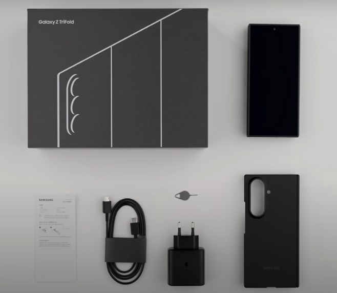 갤럭시 Z 트라이폴드폰 언박싱. 삼성전자 뉴스룸 캡처