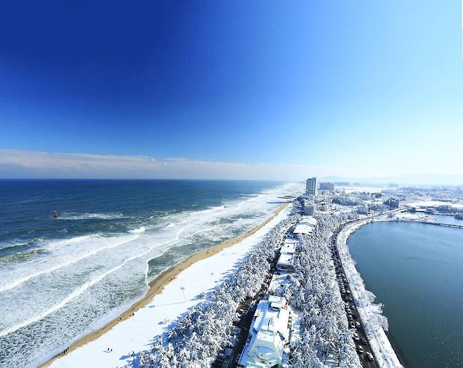 강릉 경포해변과 경포호의 설경. 경포해변은 동해안의 대표 해맞이 명소다. 강릉시 제공