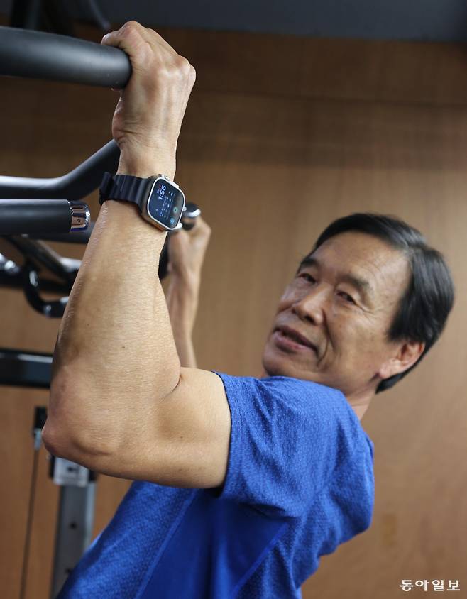 정환일 창신INC 회장이 부산 사하구 다대동 사무실에 마련한 피트니스 도구에서 턱걸이를 하고 있다. 1980년부터 달리기를 시작한 정 회장은 2013년 뇌동맥류 진단을 받은 뒤 근육운동으로 전환해 턱걸이를 한때 한 번에 33개까지 하는 등 건강한 노년을 만들어 가고 있다. 부산=양종구 기자 yjongk@donga.com