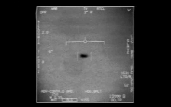 미 해군 조종사들이 촬영한 UAP 영상.