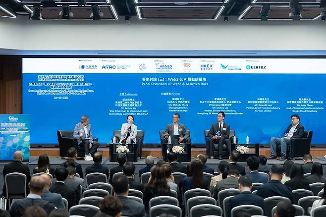 비토즈 DX사업본부장 기조연설에 이어 패널들이 Web3 & AI 기반 리스크에 해법에 대한 담론을 하고 있다. 사진=비토즈