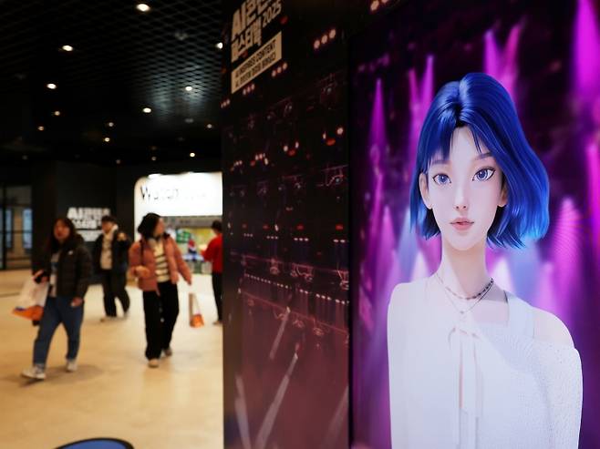 4일 서울 강남구 코엑스 더플라츠에서 열린 'AI콘텐츠 페스티벌'에서 참관객들이 안내 부스 등을 살펴보고 있다. 2025.12.4 (ⓒ뉴스1, 무단 전재-재배포 금지)